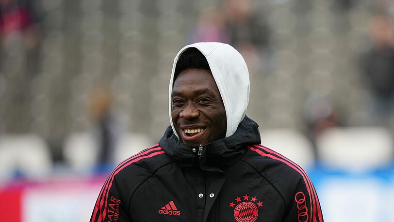 Bayerns Alphonso Davies lacht vor dem Spiel.