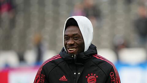 Bayerns Alphonso Davies lacht vor dem Spiel.