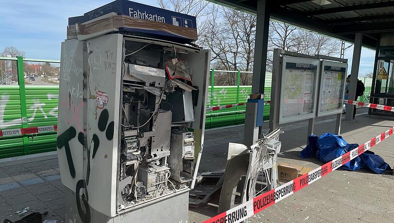 Am S-Bahnhof Gronsdorf wurden in der Nacht auf Freitag zwei Fahrkartenautomaten gesprengt.