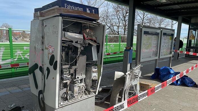 Am S-Bahnhof Gronsdorf wurden in der Nacht auf Freitag zwei Fahrkartenautomaten gesprengt.