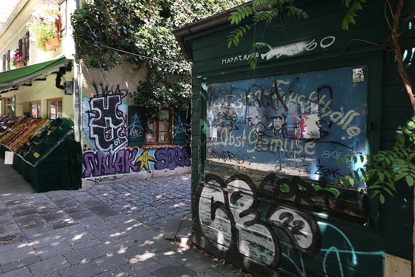 Trotz aller Dörflichkeit in der Preysingstraße – ein bisserl großstädtische Schmierage gehört freilich dazu.