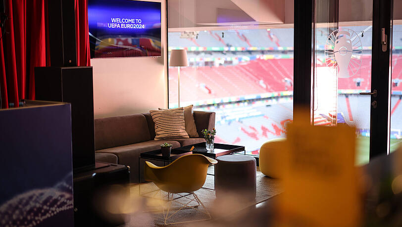 Wer sich fürs Champions-League-Finale ein Hospitality-Ticket gönnt, kann das Spiel entweder auf der Tribüne, oder in privater Atmosphäre in seiner Loge schauen. Wer sich fürs Champions-League-Finale ein Hospitality-Ticket gönnt, kann das Spiel entweder auf der Tribüne, oder in privater Atmosphäre in seiner Loge schauen.