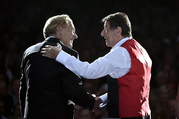 Udo Jürgens bei der "Mitten im Leben"-Tour 2014 in der Olympiahalle kurz vor seinem Tod mit Pepe Lienhard. Udo Jürgens bei der "Mitten im Leben"-Tour 2014 in der Olympiahalle kurz vor seinem Tod mit Pepe Lienhard.