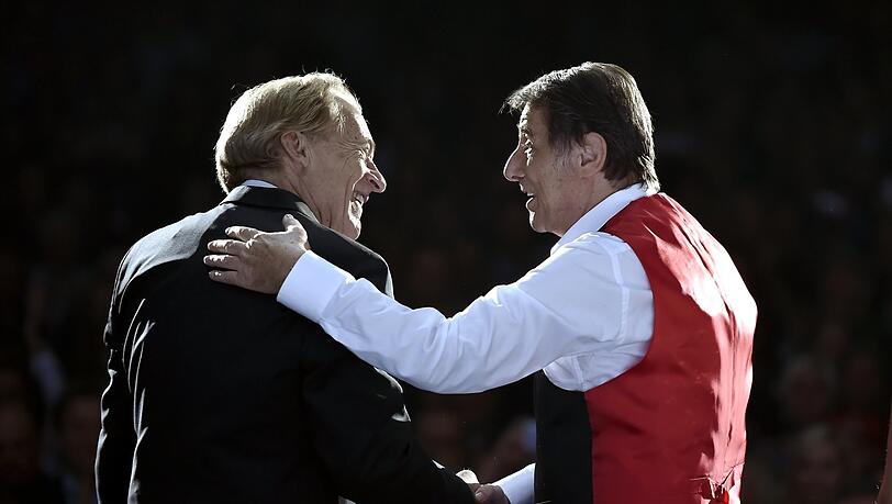 Udo Jürgens bei der "Mitten im Leben"-Tour 2014 in der Olympiahalle kurz vor seinem Tod mit Pepe Lienhard. Udo Jürgens bei der "Mitten im Leben"-Tour 2014 in der Olympiahalle kurz vor seinem Tod mit Pepe Lienhard.