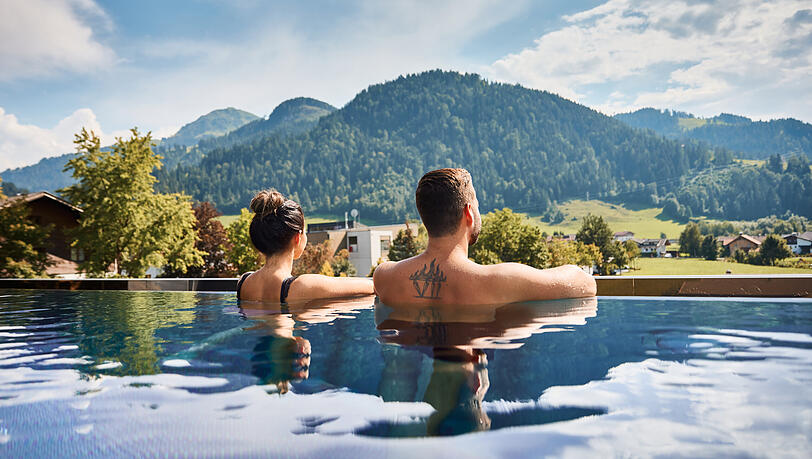 Neben dem großen Infinitypool können Sie im Postwirt in Söll auch die Wasserwelt mit Indoor- und Outdoorpools genießen.