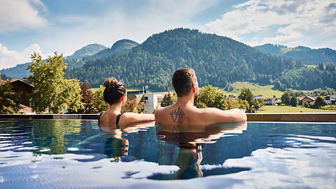 Neben dem großen Infinitypool können Sie im Postwirt in Söll auch die Wasserwelt mit Indoor- und Outdoorpools genießen.