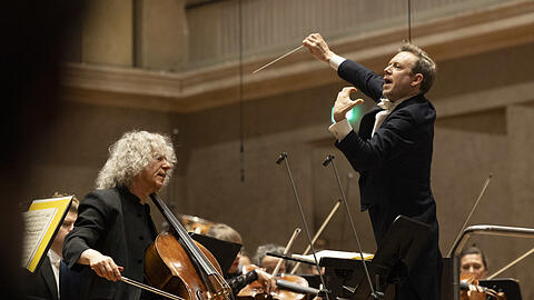 Der Cellist Steven Isserlis mit dem Dirigenten Daniel Harding bei der Auff&uuml;hrung des &bdquo;Don Quixote&ldquo; von Richard Strauss.