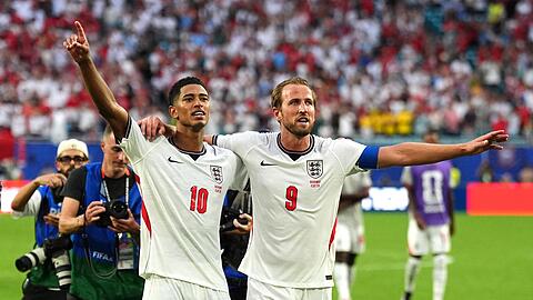 Jude Bellingham (l) und Harry Kane jubeln &uuml;ber den Halbfinaleinzug.