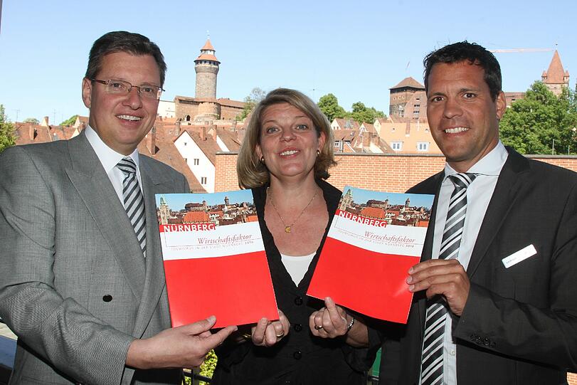 Tourismus-Chefin Yvonne Coulin, Wirtschaftsreferent Roland Fleck und Forscher Lars Bengsch (r.) mit der neuen Studie.