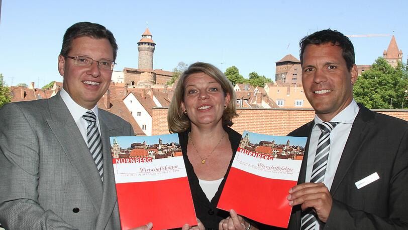Tourismus-Chefin Yvonne Coulin, Wirtschaftsreferent Roland Fleck und Forscher Lars Bengsch (r.) mit der neuen Studie. Tourismus-Chefin Yvonne Coulin, Wirtschaftsreferent Roland Fleck und Forscher Lars Bengsch (r.) mit der neuen Studie.