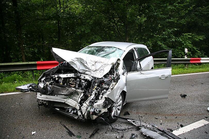 Horrorcrash mit glücklichem Ausgang: Ein 30-jähriger BMW-Fahrer prallt mit einem LKW-Hänger zusammen - wird aber glücklicherweise nur leicht verletzt.