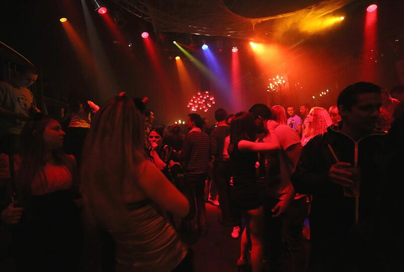 Wilde Kostüme, gruselige Wunden, spitze Zähne: So wild feierte München "Europas größte Halloween-Party" in der Kultfabrik!