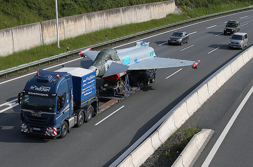 Der beschädigte Kampfjet wird zu einer Airbus-Werkstatt nach Manching gebracht. Die breite Ladung macht ein Überholen des Schwertransporters auf der dreispurigen Autobahn unmöglich!