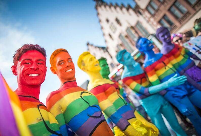 Eine Gruppe von Männern feiert den Christopher Street Day. Laut einer neuen Umfrage ist Deutschland in Sachen Sexualität das bunteste (untersuchte) Land Europas