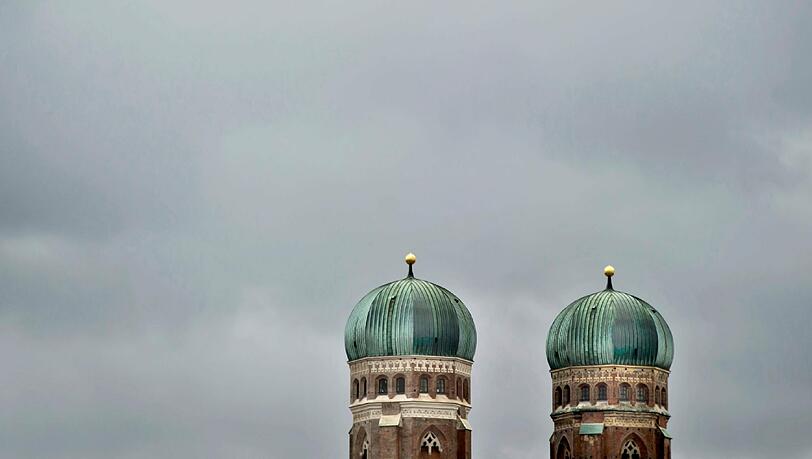 Wolken und Feinstaub hängen derzeit über den Türmen der Frauenkirche. Wolken und Feinstaub hängen derzeit über den Türmen der Frauenkirche.