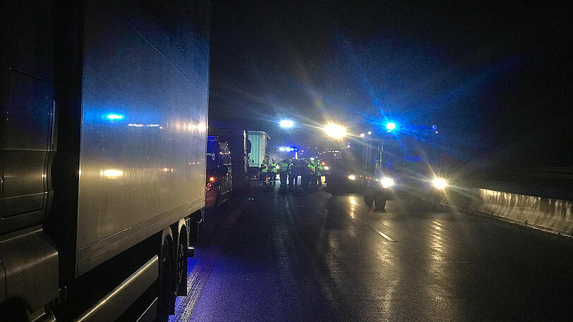 Im Kleinlaster verbrennen zwei Menschen nach dem Auffahrufall auf der A6. Die Bilder der Nacht.