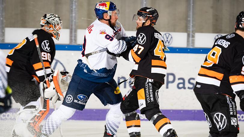 Härte und Disziplin: Die Mischung muss stimmen beim EHC um Maxi Kastner (Zweiter von links).