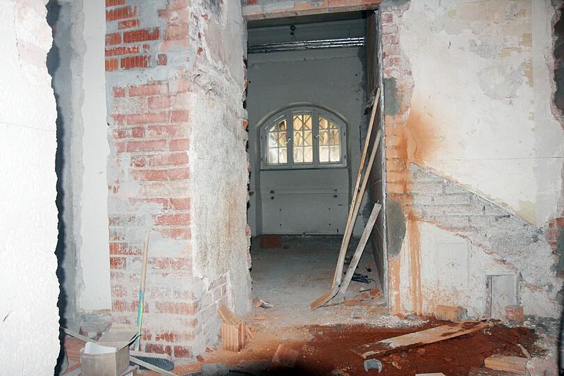 Seit Juni 2012 wird die PI in der Hochbrückenstraße für 6,3 Millionen Euro saniert: Fassade und Treppenhaus bleiben aus Denkmalschutzgründen unverändert, der Rest des Gebäudes kriegt neue Fenster, neues Dach, neue Dämmung, neue Oberflächen, Brandmelde- und Klimaanlage und Aufzüge. Sämtliche Leitungen werden ausgetauscht, zwei Haftzellen werden um zwei weitere ergänzt. In dieser Zeit arbeiten die Beamten im Polizeipräsidium. Anfang 2015 dürfen sie wieder einziehen.