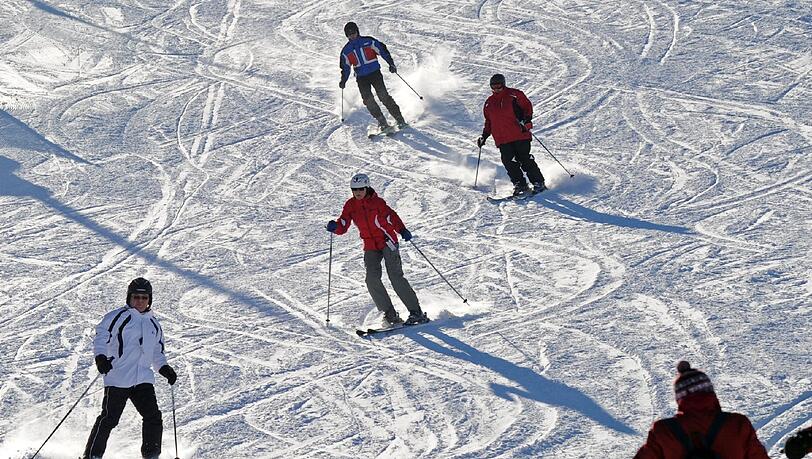 Die Kids fahren beim Zwerglrennen einen Slalom wie die Großen - nur eben kindgerecht (Symbolfoto). Die Kids fahren beim Zwerglrennen einen Slalom wie die Großen - nur eben kindgerecht (Symbolfoto).