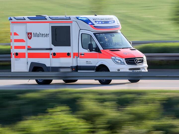 Ein Rettungswagen fährt mit Blaulicht von einer Unfallstelle. Foto: Jan Woitas/Archivbild