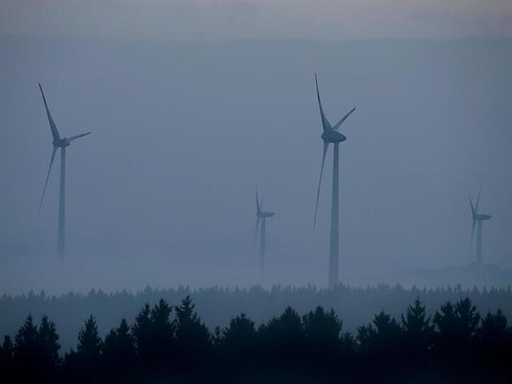 Windräder ragen aus dem Nebel. (Archivbild)