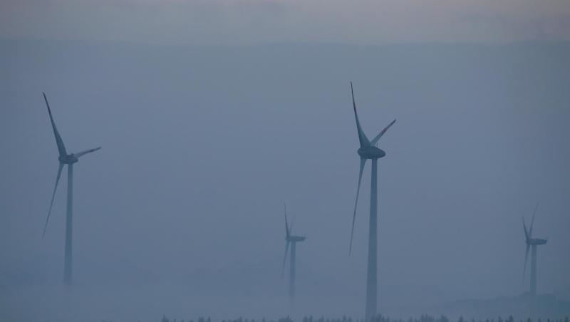 Windräder ragen aus dem Nebel. (Archivbild)