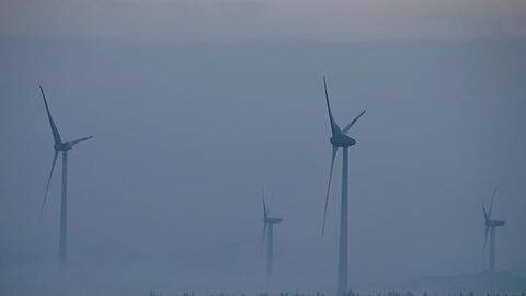Windräder ragen aus dem Nebel. (Archivbild)