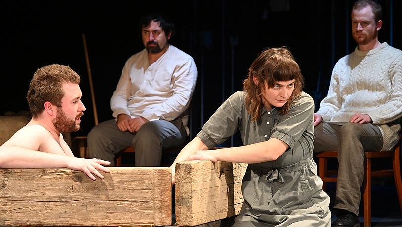 Christina Matschoss als Krusche und das Ensemble des Theaters Impuls im Teamtheater.