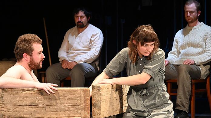 Christina Matschoss als Krusche und das Ensemble des Theaters Impuls im Teamtheater.