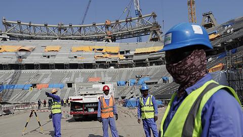 Viel Kritik: Gastarbeiter, wie diese Bauarbeiter im Lusail-Stadion, leben im reichen Katar arm und gefährlich.