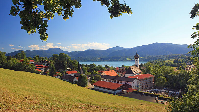 Bei diesem Panoramablick über den Tegernsee lässt sich in Gmund gut und gerne ein Päuschen einlegen.
