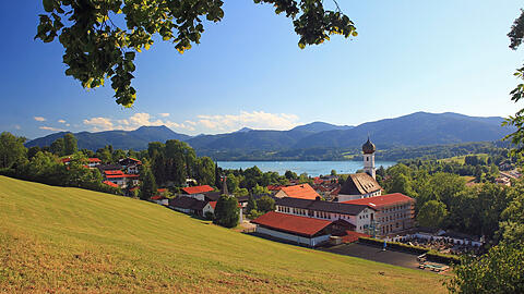 Bei diesem Panoramablick über den Tegernsee lässt sich in Gmund gut und gerne ein Päuschen einlegen.