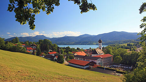 Bei diesem Panoramablick über den Tegernsee lässt sich in Gmund gut und gerne ein Päuschen einlegen.