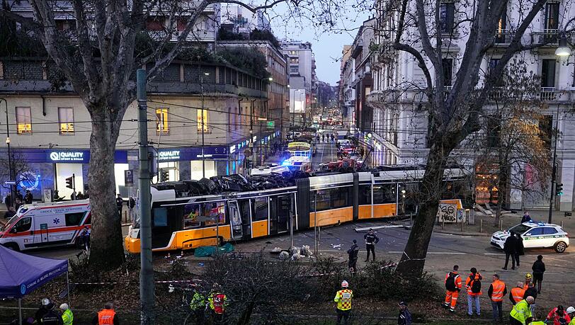 Die voll besetzte Stra&szlig;enbahn war an einer Kreuzung entgleist, sie kam erst im Eingangsbereich eines Restaurants zum Stehen.