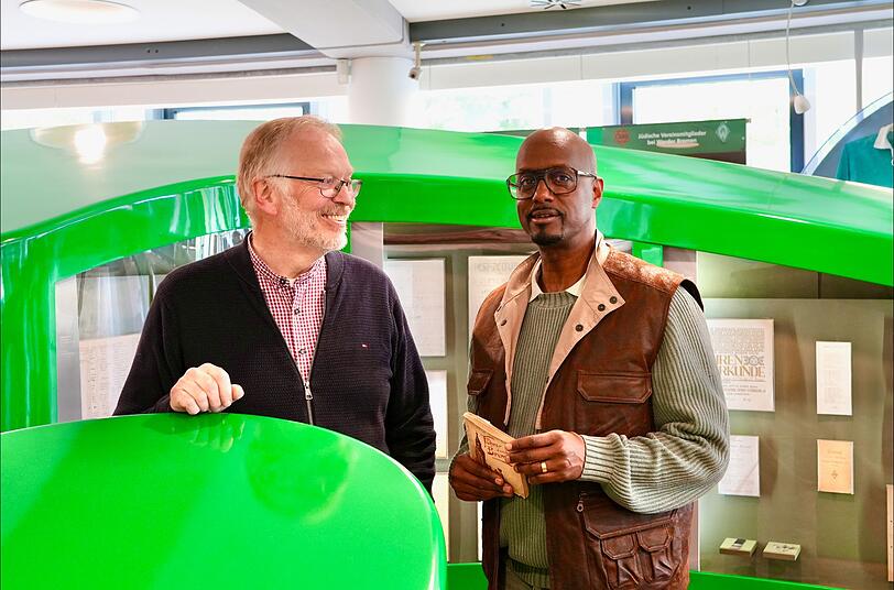 Im SV Werder Bremen Museum trifft Yared Dibaba (rechts) den Historiker Hans-Joachim Wallenhorst. Im SV Werder Bremen Museum trifft Yared Dibaba (rechts) den Historiker Hans-Joachim Wallenhorst.