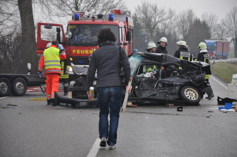 Am Donnerstagmorgen kam es auf der B299 zwischen Altötting und Unterneukirchen zu einem schweren Verkehrsunfall. Der Fahrer eines BMWs überholte mehrere Fahrzeuge und kam dabei ins schleudern. Daraufhin kollidierte das Fahrzeug mit einem Kleintransporter. Dieser erfasse den BMW seitlich auf der Fahrerseite.

Der Fahrer des erlag sofort seinen Verletzungen. Der Fahrer des Transporters wurde mit leichten Verletzungen ins Krankenhaus gebracht.