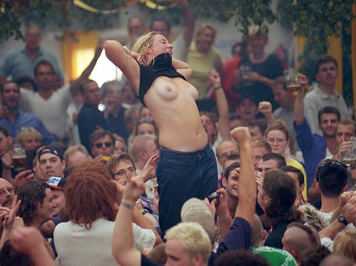 Aber wer hat das Feiern eigentlich erfunden? Wer einmal auf der Wiesn war weiß: Wir Münchner können's mit Abstand noch am besten krachen lassen. Wie diese Bilder vom Oktoberfest beweisen.