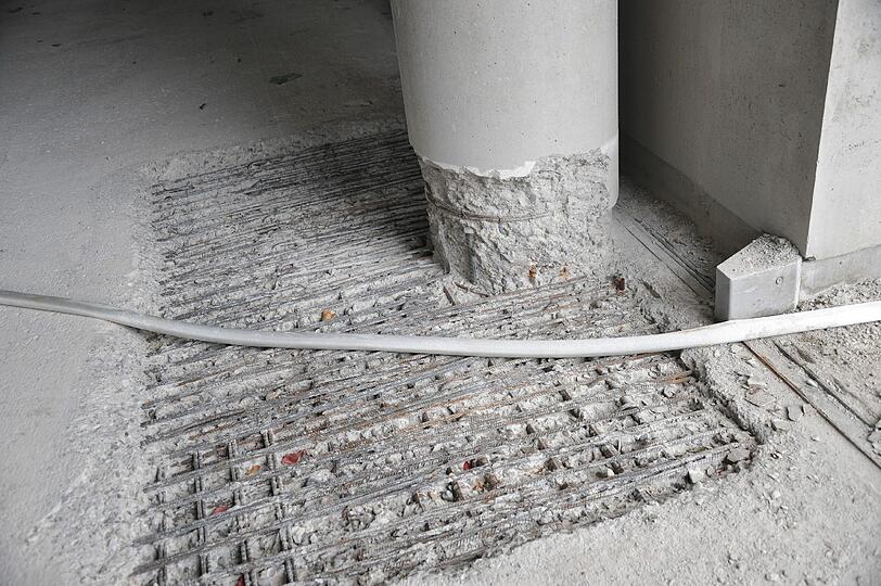 Korrosions-Schäden an einer Betonsäule im Carport: Die AWM-Zentrale wird noch bis mindestens Mitte nächsten Jahres saniert.