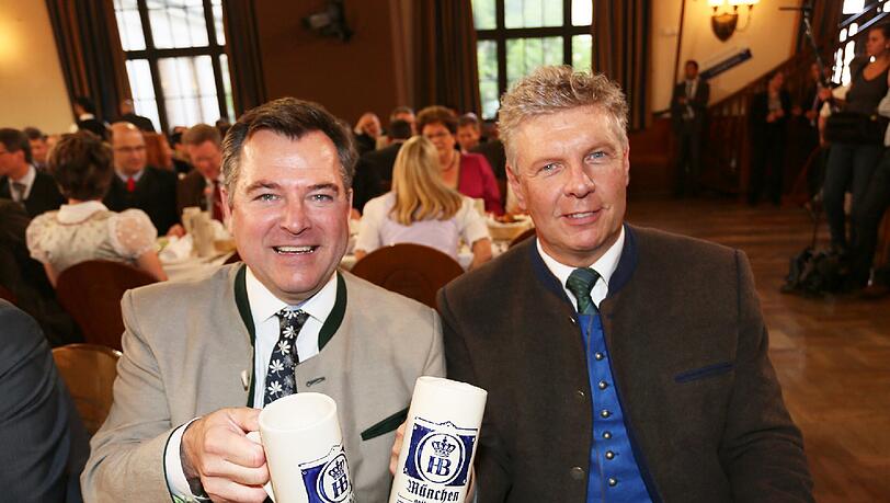 Na dann Prost: Oberbürgermeister Dieter Reiter (r.) und sein potenzieller Bürgermeister Josef Schmid wollen München künftig gemeinsam regieren. Na dann Prost: Oberbürgermeister Dieter Reiter (r.) und sein potenzieller Bürgermeister Josef Schmid wollen München künftig gemeinsam regieren.