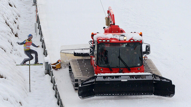 Mehrere Skifahrer kollidierten mit einem Zugseil einer Pistenraupe.