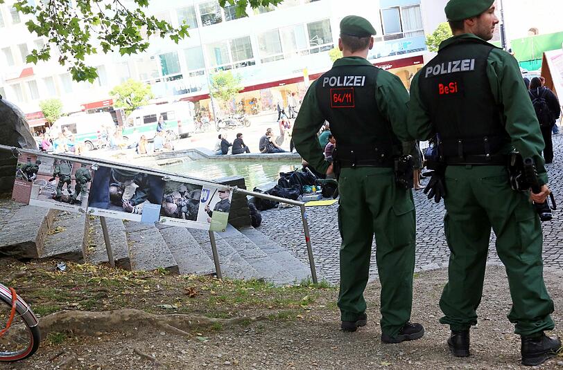 Rund 100 Personen hielten in der Nacht zum Freitag eine Mahnwache zum Thema "kein Mensch ist illegal" ab. Die Bilder vom Rindermarkt.