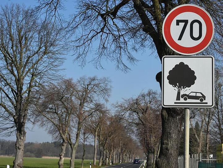 Ein Schild mit Tempo 70-Angabe. Foto: Bernd Settnik/Archiv