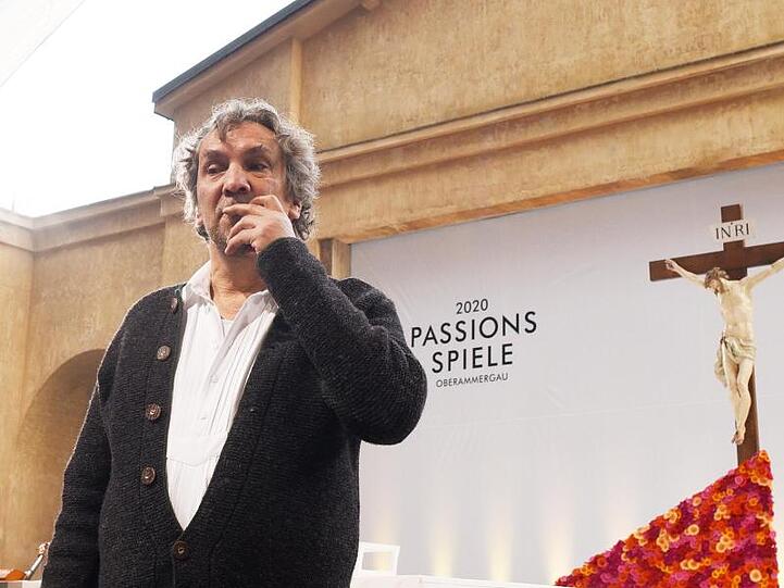 Spielleiter Christian Stückl steht vor dem Festgottesdienst vor der Freiluftbühne des Passionstheaters. Foto: Angelika Warmuth/Archiv