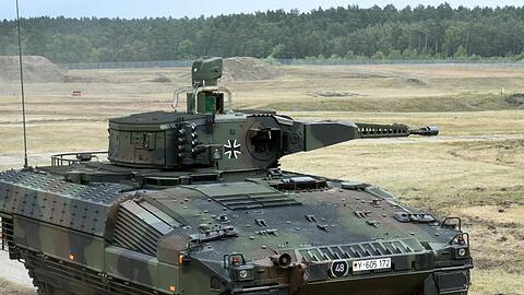 Ein Schützenpanzer vom Typ Puma wird auf dem Erprobungsgelände des Unternehmens Rheinmetall in der Lüneburger Heide vorgestellt.