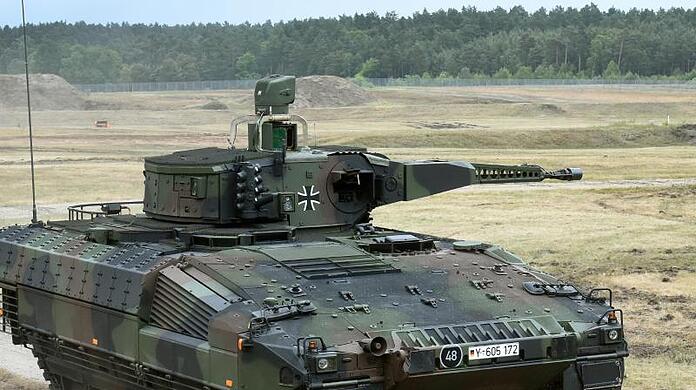 Ein Schützenpanzer vom Typ Puma wird auf dem Erprobungsgelände des Unternehmens Rheinmetall in der Lüneburger Heide vorgestellt.