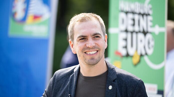 Philipp Lahm, Turnierdirektor der UEFA EURO 2024, lacht während einer Pressekonferenz.