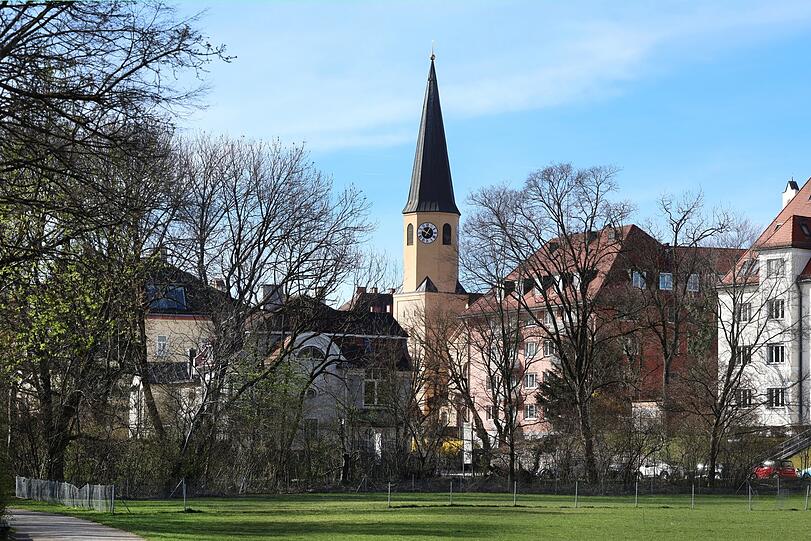 Vom Dorfanger an der Biedersteiner Straße ist der Blick fast völlig frei auf St. Sylvester. Teile der alten Dorfkirche sind über 800 Jahre alt.