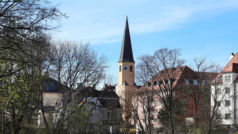 Vom Dorfanger an der Biedersteiner Straße ist der Blick fast völlig frei auf St. Sylvester. Teile der alten Dorfkirche sind über 800 Jahre alt.
