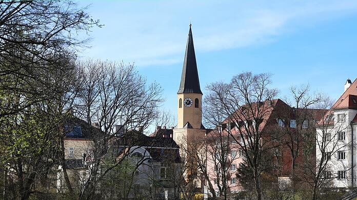 Vom Dorfanger an der Biedersteiner Straße ist der Blick fast völlig frei auf St. Sylvester. Teile der alten Dorfkirche sind über 800 Jahre alt.