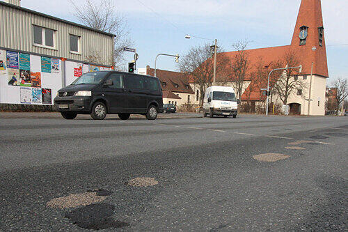 Lästiges Flickwerk: Die Reihe der Bitumen-Pflatschen zeugt vor der Leyher Kirche von provisorischen Reparatur-Arbeiten.